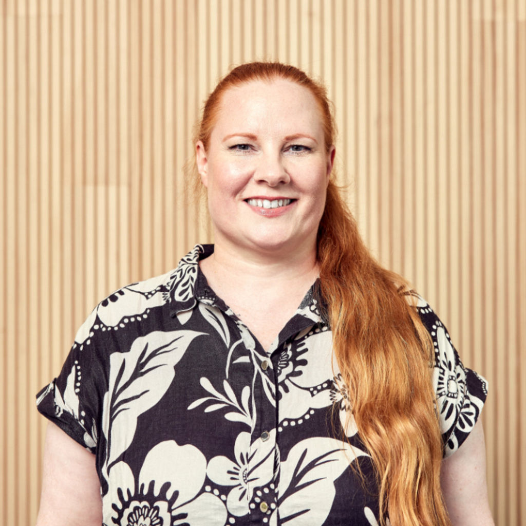 Marianne Aders vor Holzwand