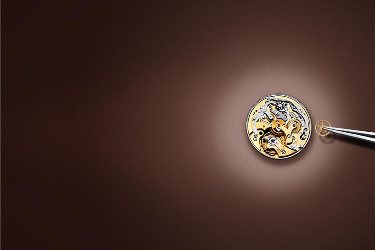 Inneres einer Uhr und eine Pinzette