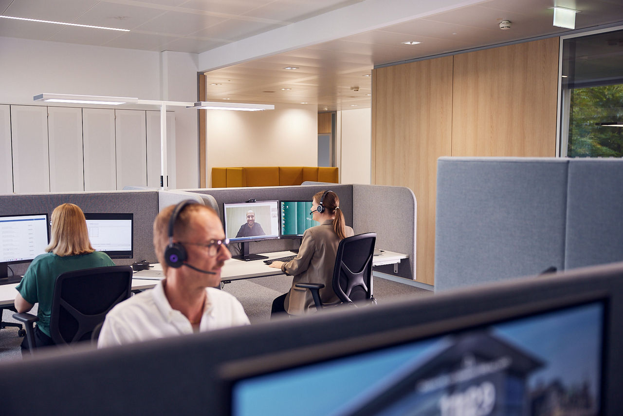 Remote Beraterin mit Headset 