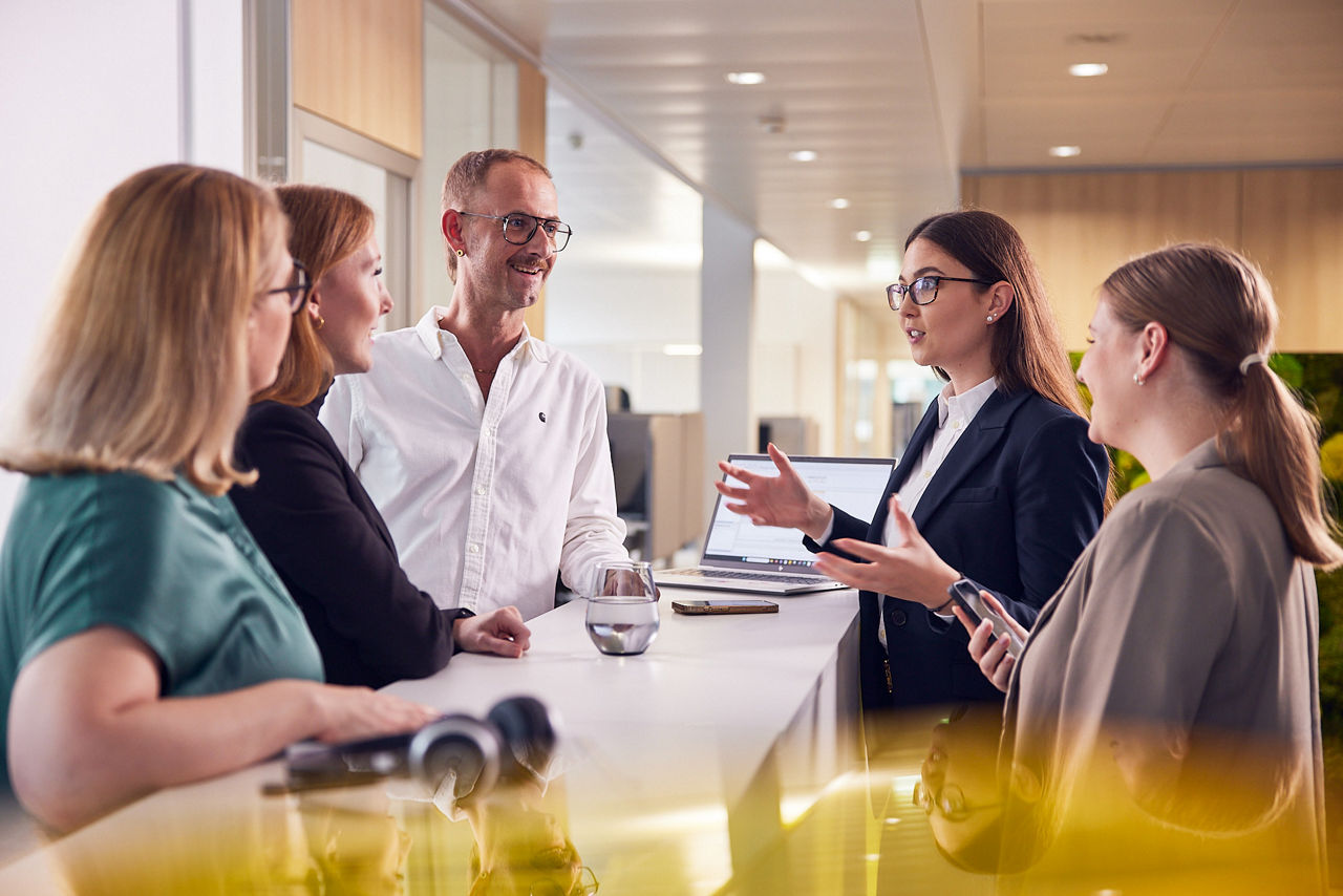 Remote Beraterin im Gespräch