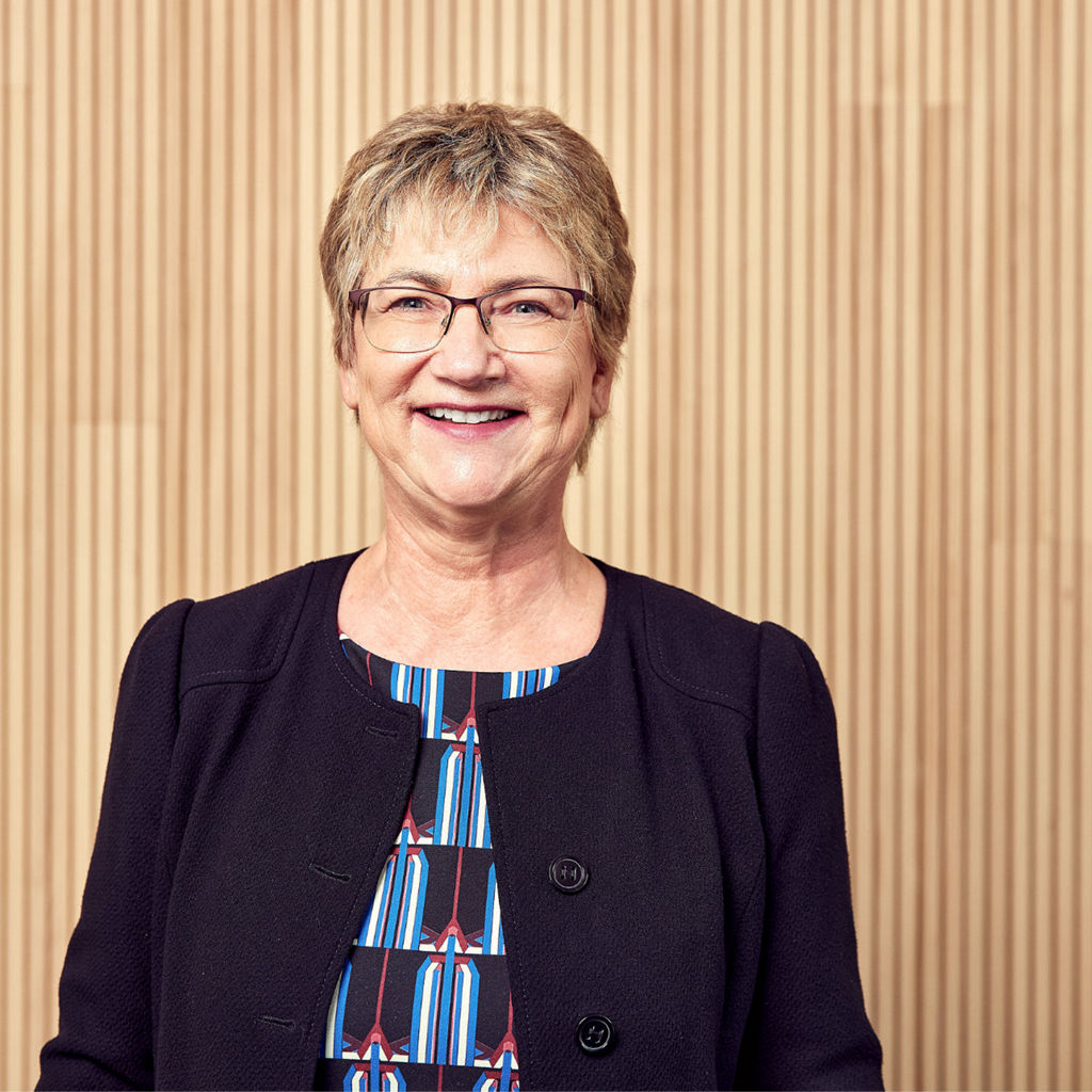 Silke Sieber vor Holzwand