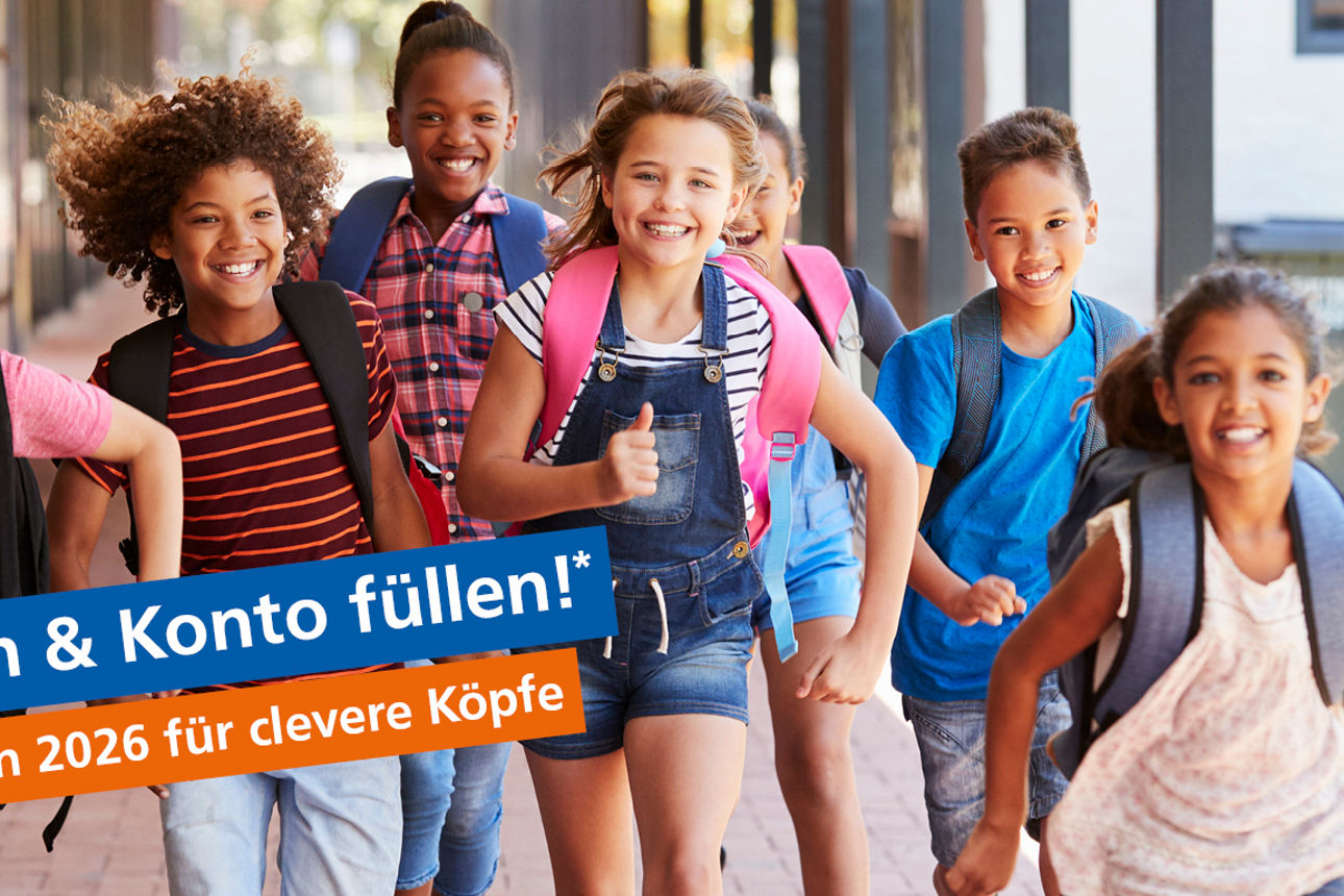 Gut gelaunt starten Schulkinder gemeinsam in den Schultag. Die Schulaktion ‚Zeugnis zeigen & Konto füllen!‘ verbindet gute Le