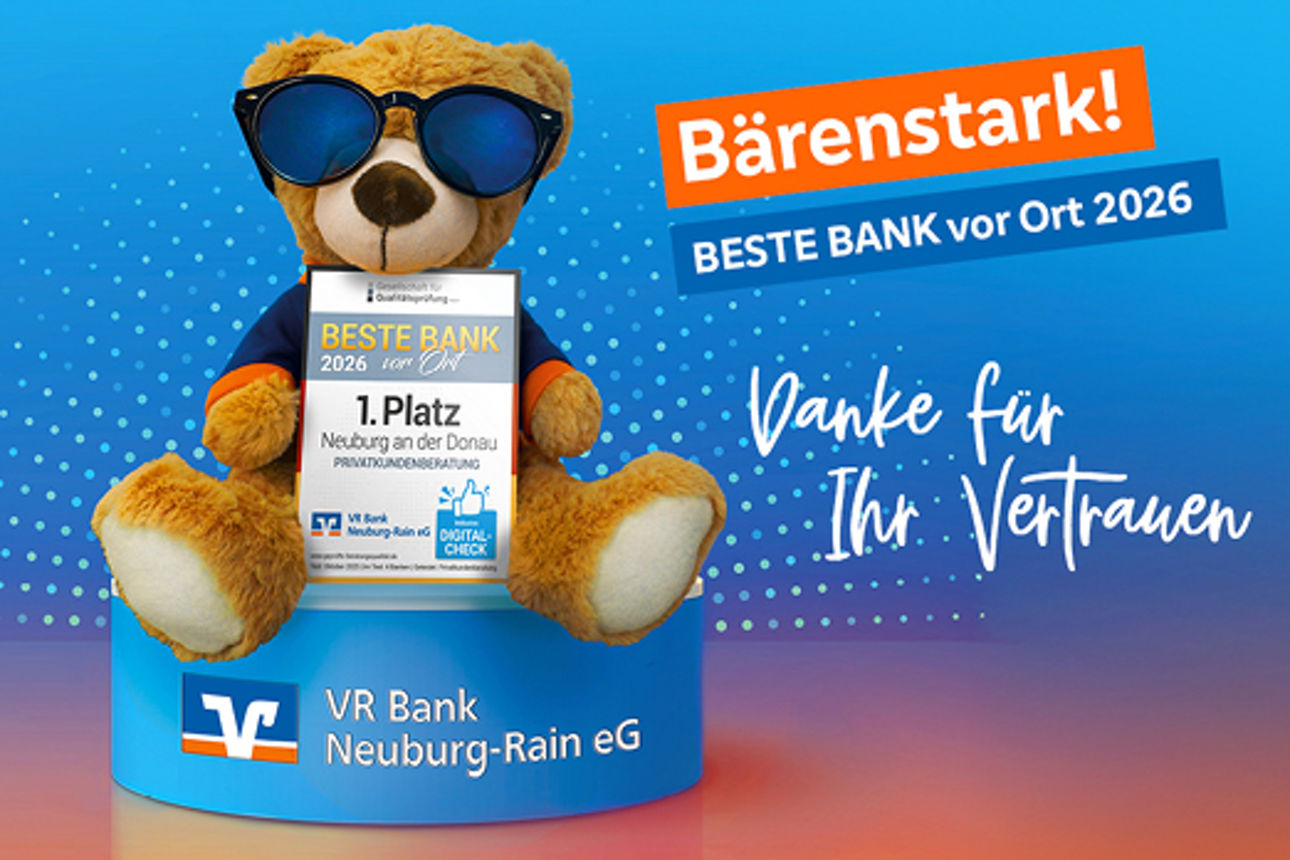 Teddybär mit Sonnenbrille sitzt aif einem Siegerpodest und hält die Urkunde zur Besten Bank vor Ort