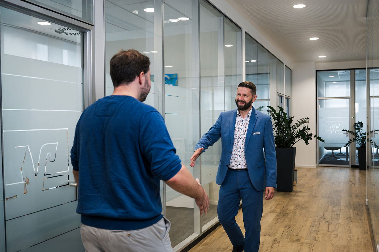 Berater begrüßt Kunde