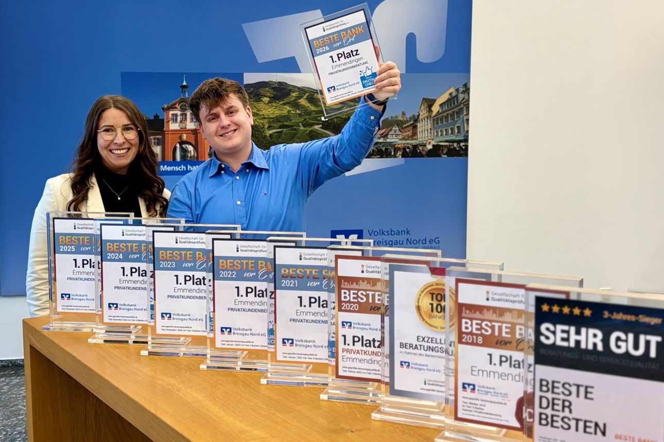Mitarbeiterin und Mitarbeiter mit den "Beste Bank in Emmendingen" Auszeichnungen