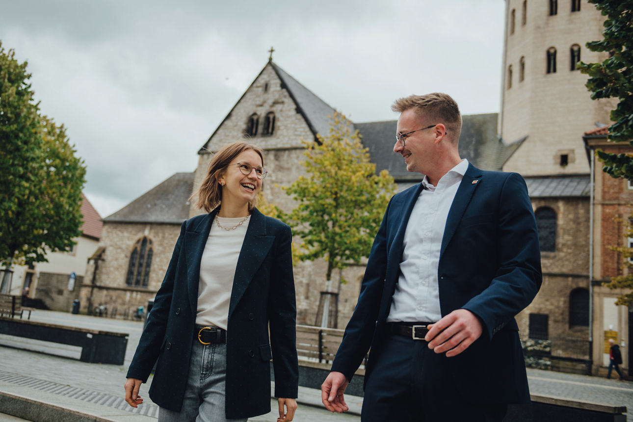 Zwei Mitarbeitende unterhalten sich in Paderborn