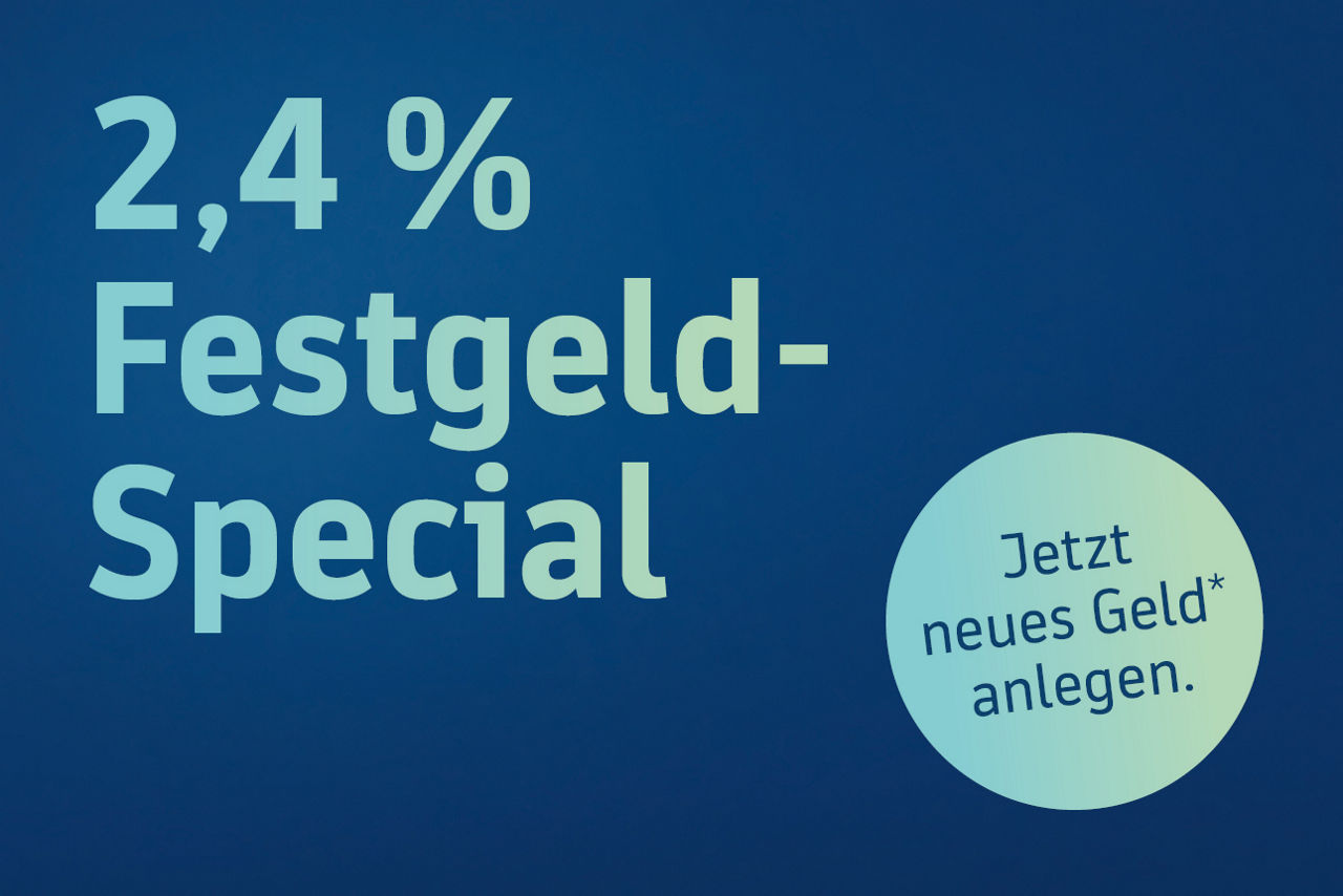 Baluer Hintergrund. Bildaufschrift von 2,4 % Zinsen p. a. aufs Festgeld.