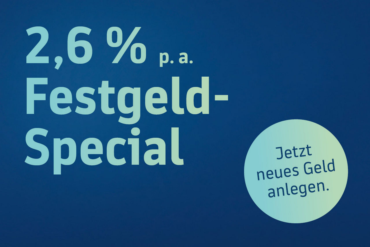 Baluer Hintergrund. Bildaufschrift von 2,6 % Zinsen p. a. aufs Festgeld.