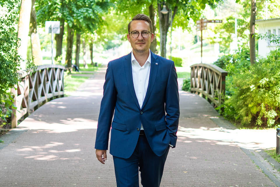 Mann geht auf einem Weg