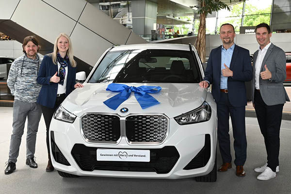 Übergabe eines neuen BMW iX1 xDrive 30 an den Gewinner vom Gewinnsparen
