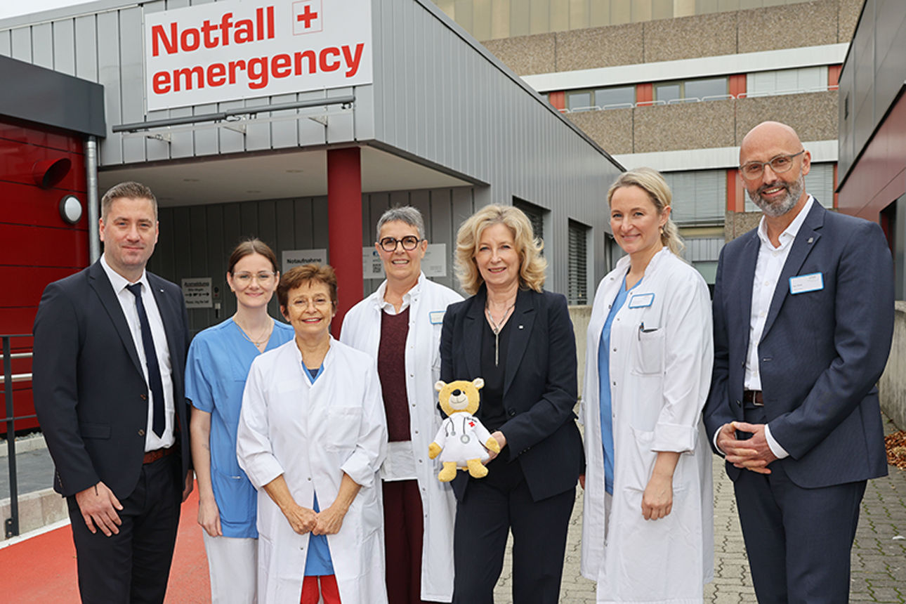 Übergabe Plueschtier Dr. Baer an Krankenhaus