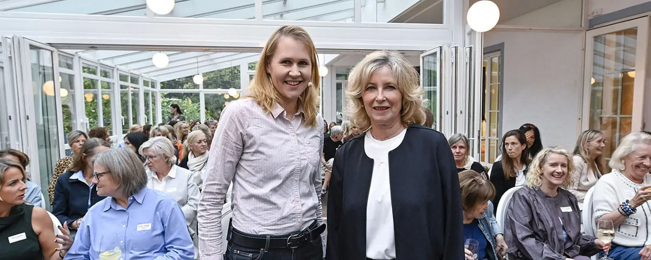 Referentin und die Initiatorin des Entscheiderinnenabends der Volksbank BRAWO bei der Veranstaltung im Parkhotel Wolfsburg. Foto: Isabell Massel
