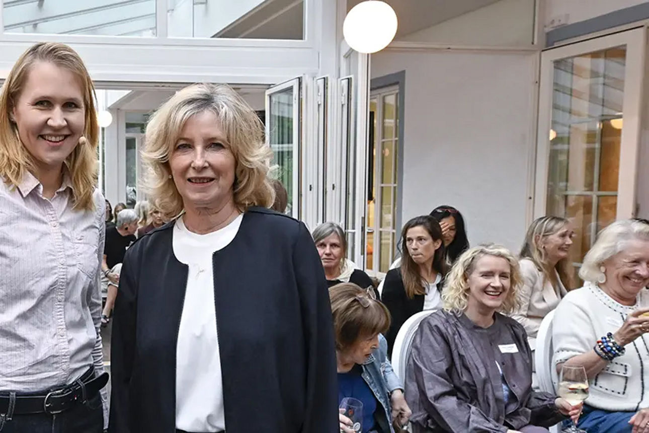 Referentin und die Initiatorin des Entscheiderinnenabends der Volksbank BRAWO bei der Veranstaltung im Parkhotel Wolfsburg. Foto: Isabell Massel