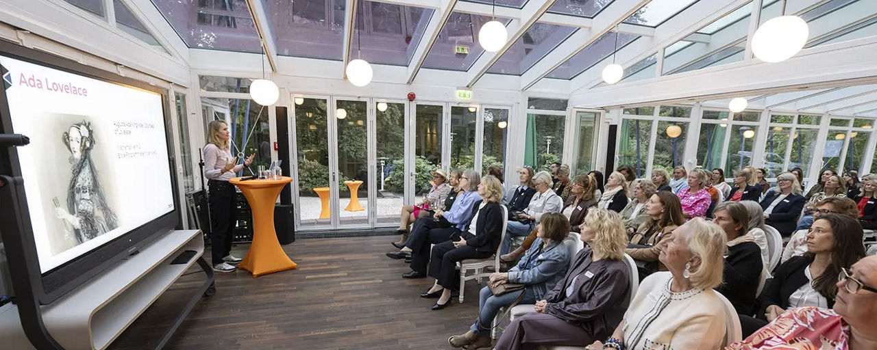 Rund 110 Entscheiderinnen beim Vortrag über „Frauen in der KI – Über Macht, Sichtbarkeit und die Illusion neutraler Systeme“. Foto: Isabell Massel
