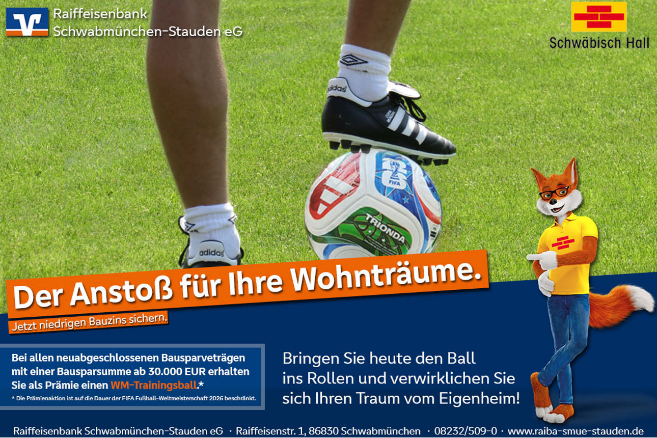 Zwei Beine auf einem Fußballfeld mit Ball, bereit zum Anstoß
