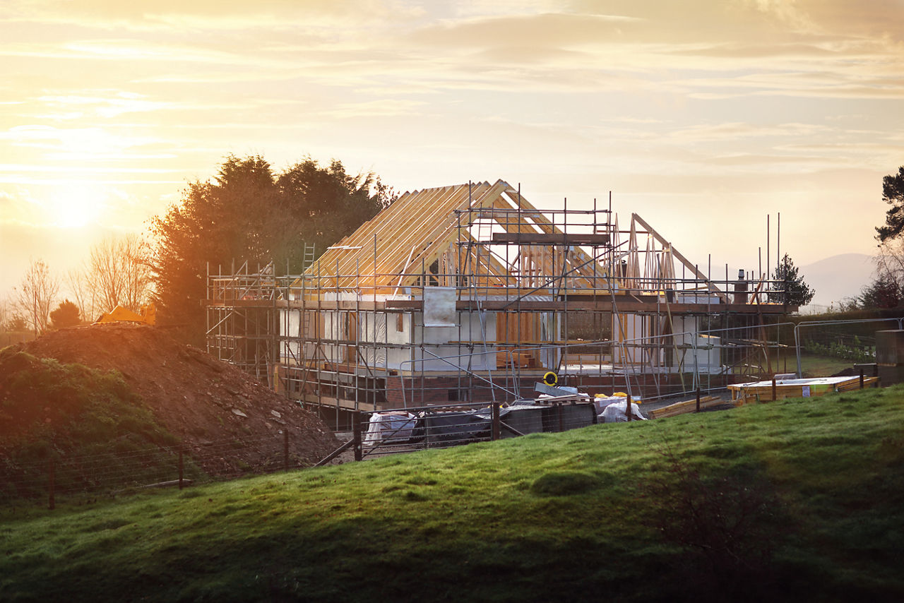 Haus mit Baugerüst in Landschaft