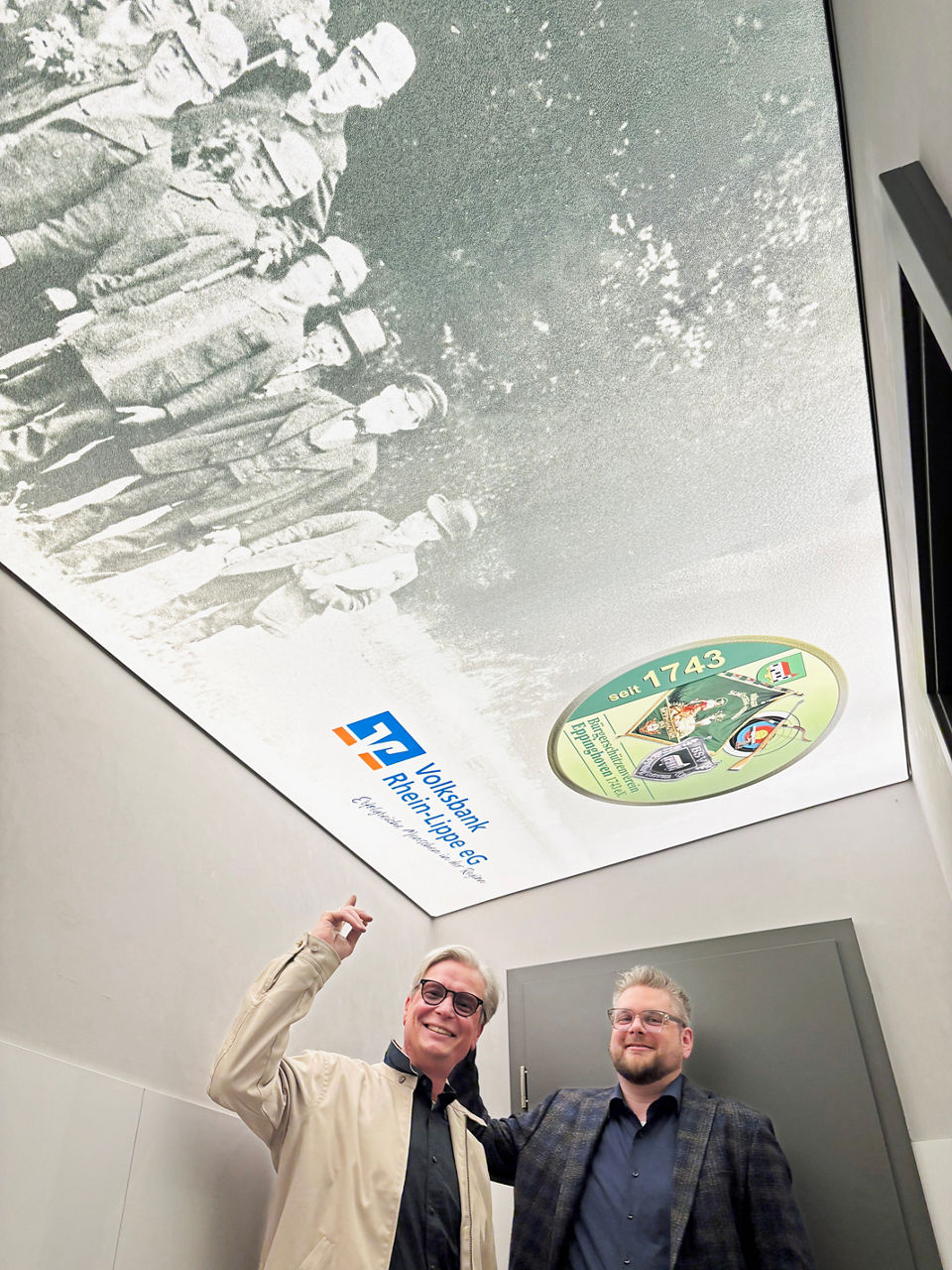 Auf dem Fotov.l.n.r. Ralph Zurhorst, Vorstandsmitglied der Bürgerschützen in Eppinghoven und Dominik Ensink, Filialleiter der