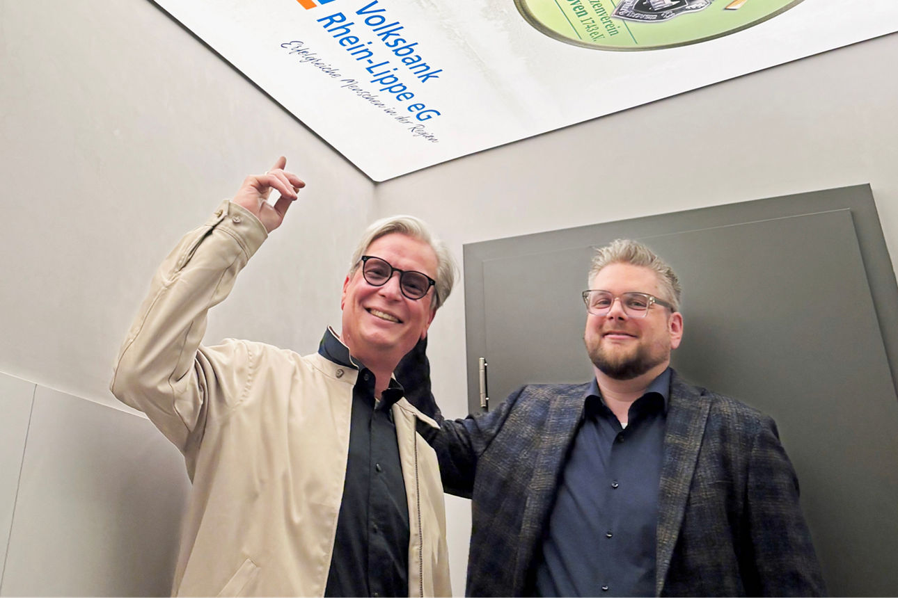 v.l.n.r. Ralph Zurhorst, Vorstandsmitglied der Bürgerschützen in Eppinghoven und Dominik Ensink, Filialleiter der Volksbank R