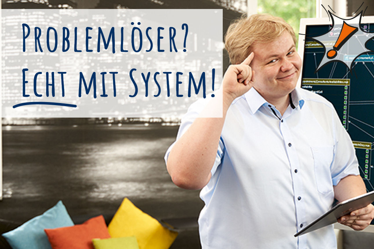 Der Student lächelt in die Kamera und hat den Zeigefinger an der Stirn