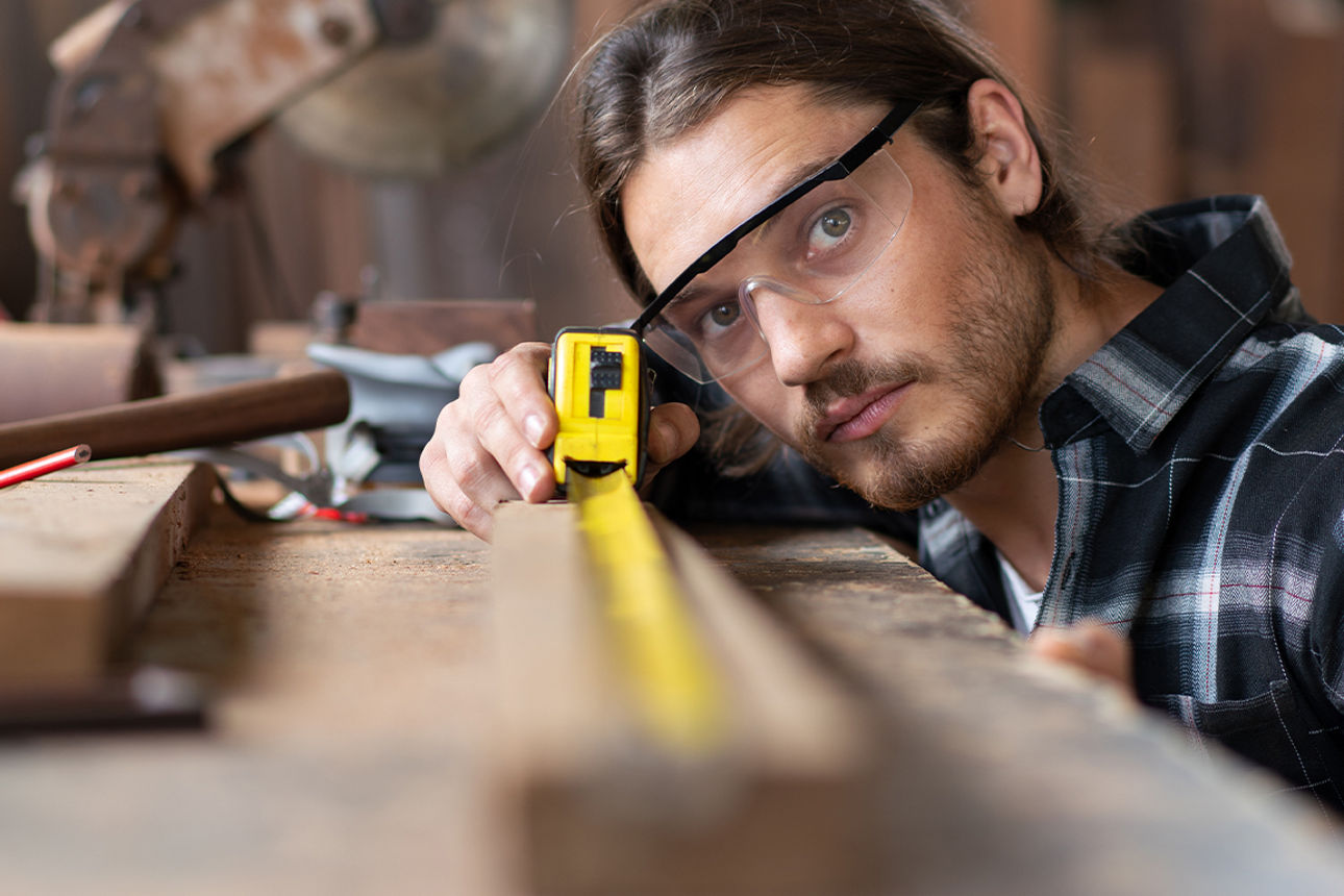 Schreiner in der Werkstatt
