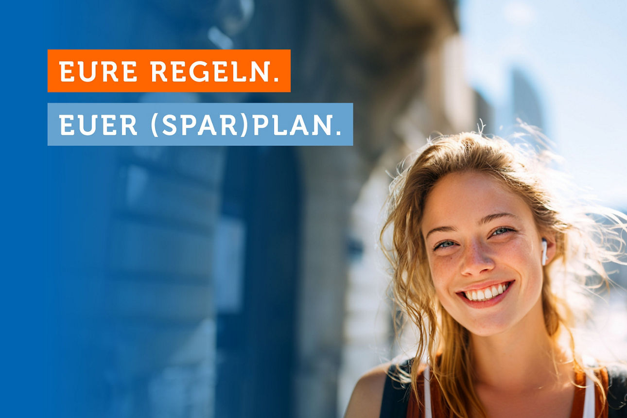 Eine Frau lächelt in die Kamera und trägt In-Ear-Kopfhörer.