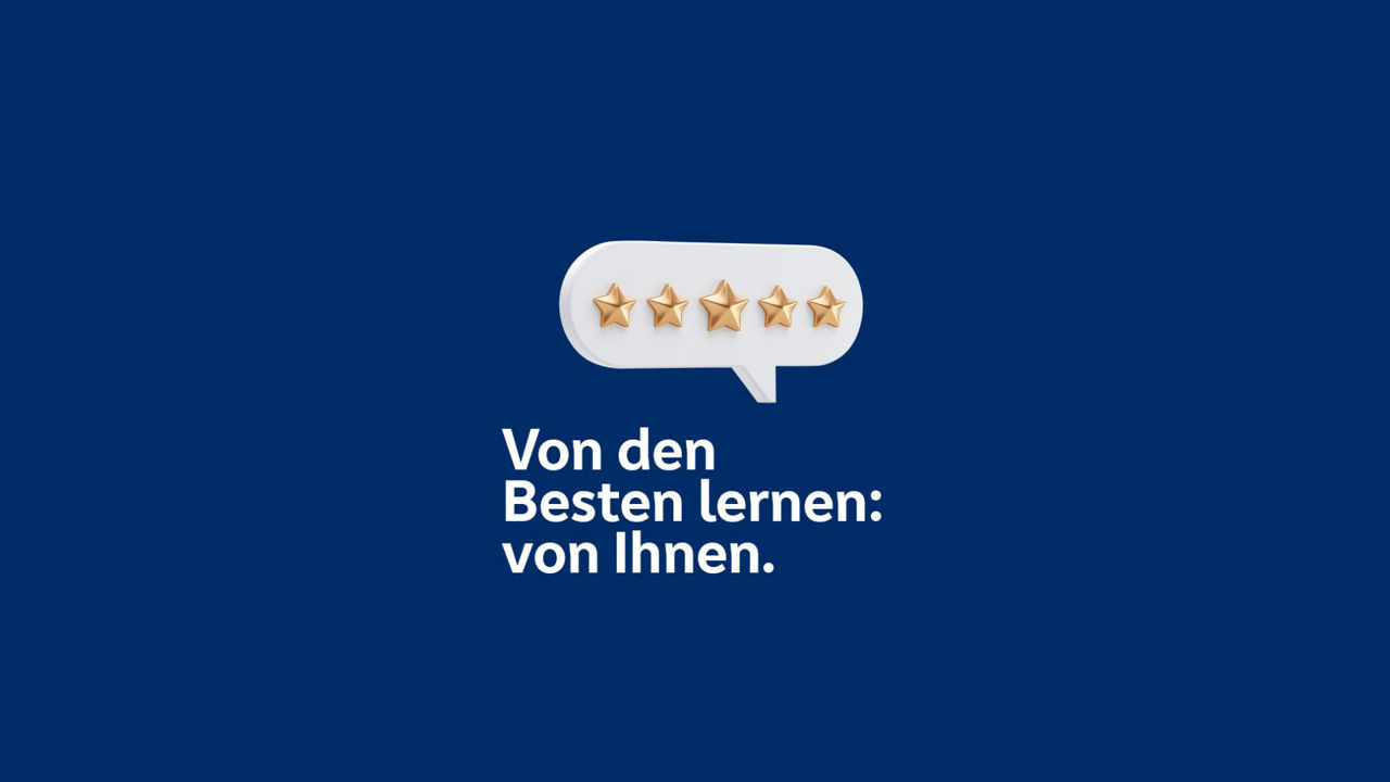 Weißer Schriftzug "Von den Besten lernen: von Ihnen." mit einer Sprechblase in der sich 5 goldene Sterne befinden vor einem dunkelblauem Hintergrund