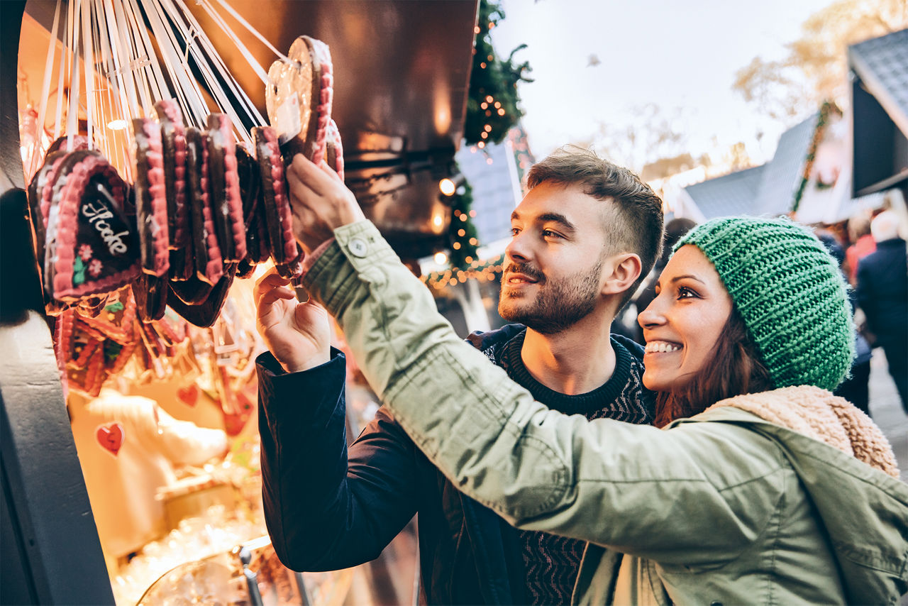 Junges Paar an Weihnachtsmarktstand