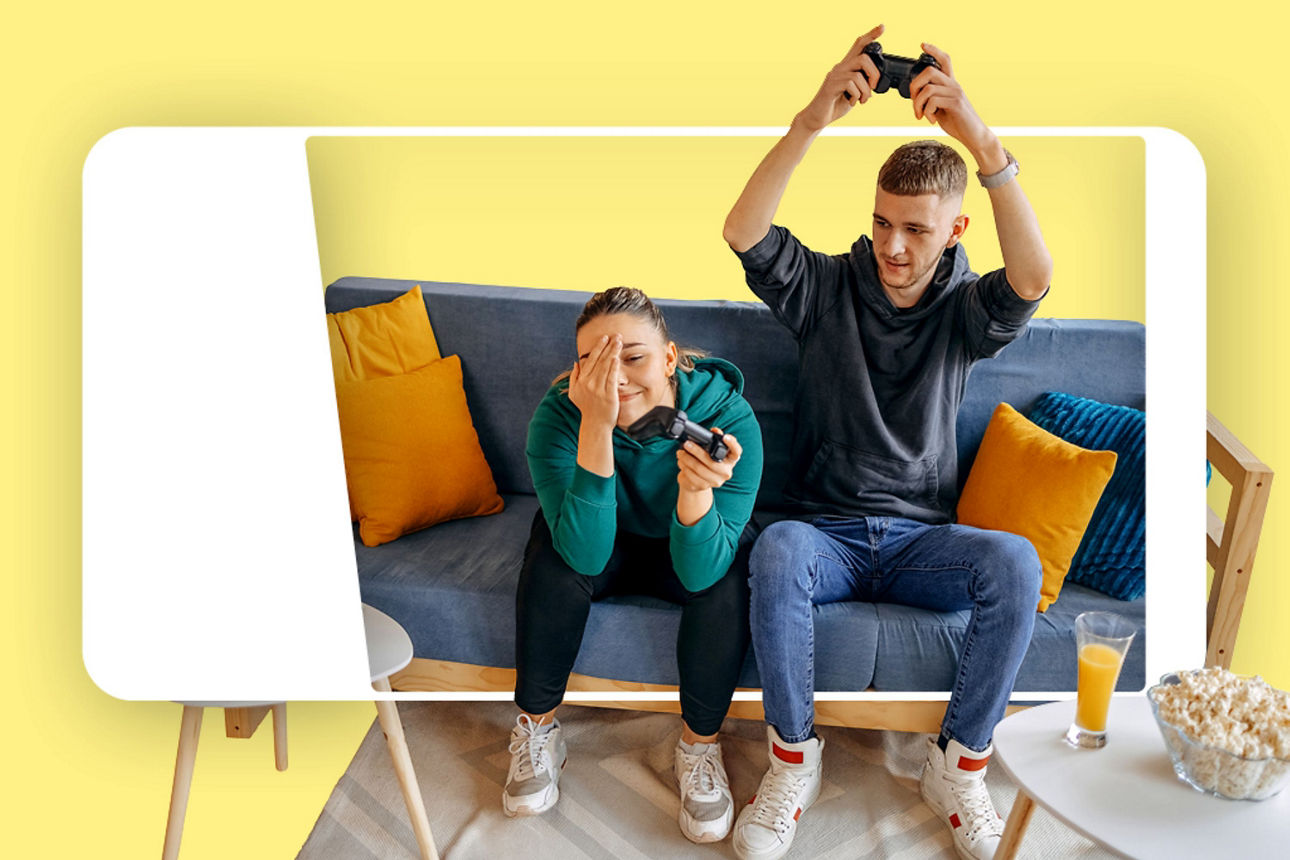 Zwei junge Menschen auf dem Sofa zusammen