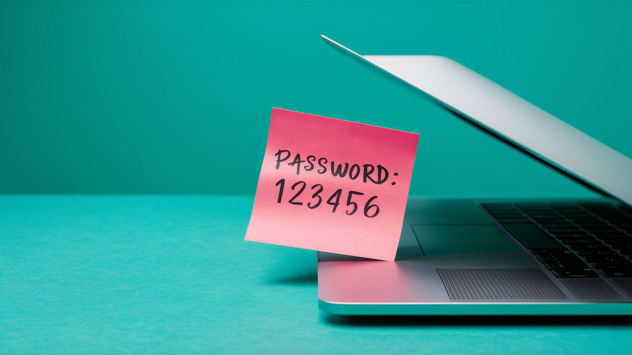 Halbaufgeschlagendes Laptop mit Password-Zettel
