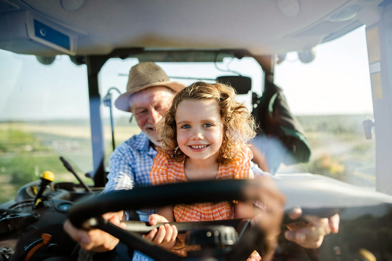 Mädchen auf Traktor Weltsparwoche 2025 Mein eigener Traktor
