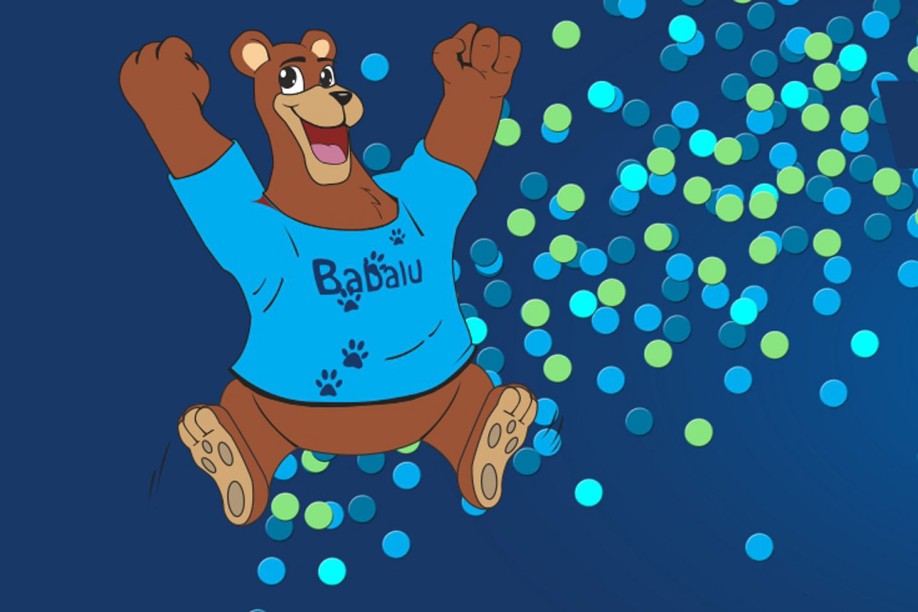 Grafische Darstellung Bär mit blauem „Babalu“-Shirt, VR-Logo und Text „VR-Kinderparty im Babalu Funpark Passau“, dahinter blauer Hintergrund mir blauen und grünen Punkten.