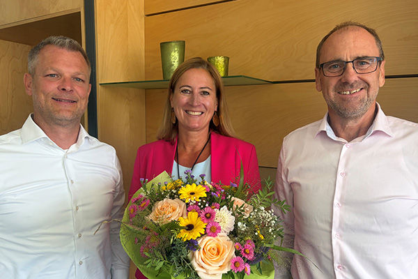 Herr Bäsler und Herr Ungelenk gratulieren Frau Babl