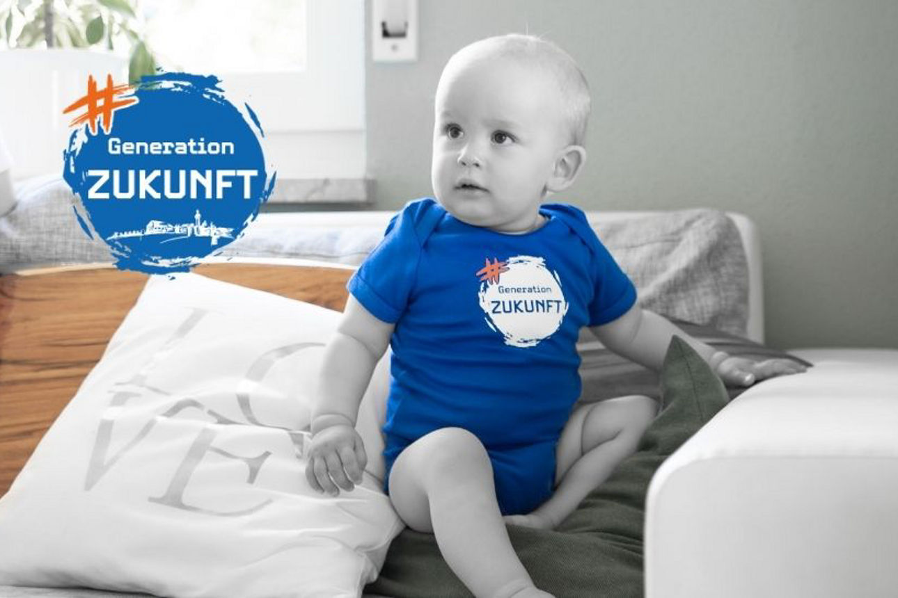 Zwei Kleinkinder sitzen auf einem Sofa.