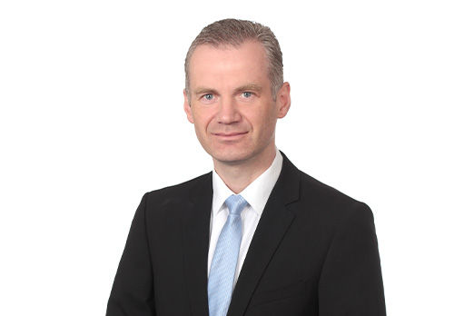 Freundlich lächelnder Mann im Anzug
