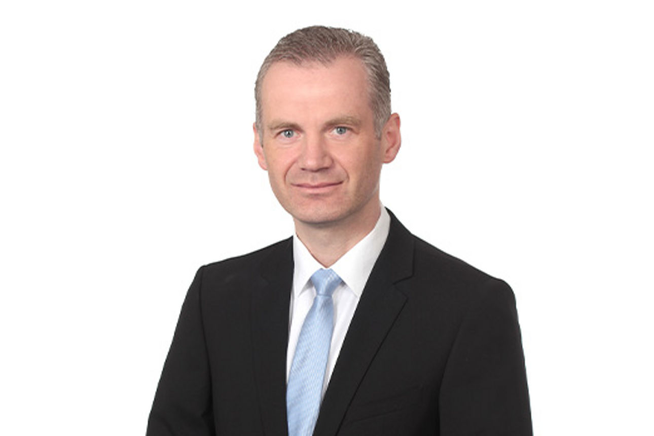 Freundlich lächelnder Mann im Anzug