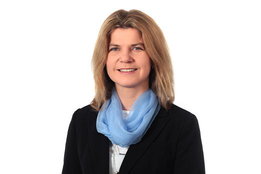 Freundlich lächelnde Frau im Anzug, unsere Privatkundenberaterin Christine Bachmayer
