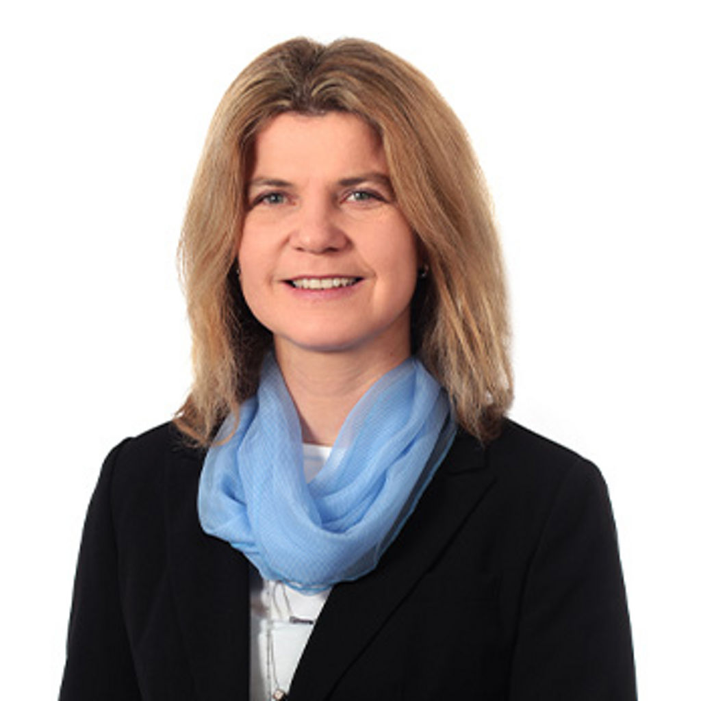 Freundlich lächelnde Frau im Anzug, unsere Privatkundenberaterin Christine Bachmayer