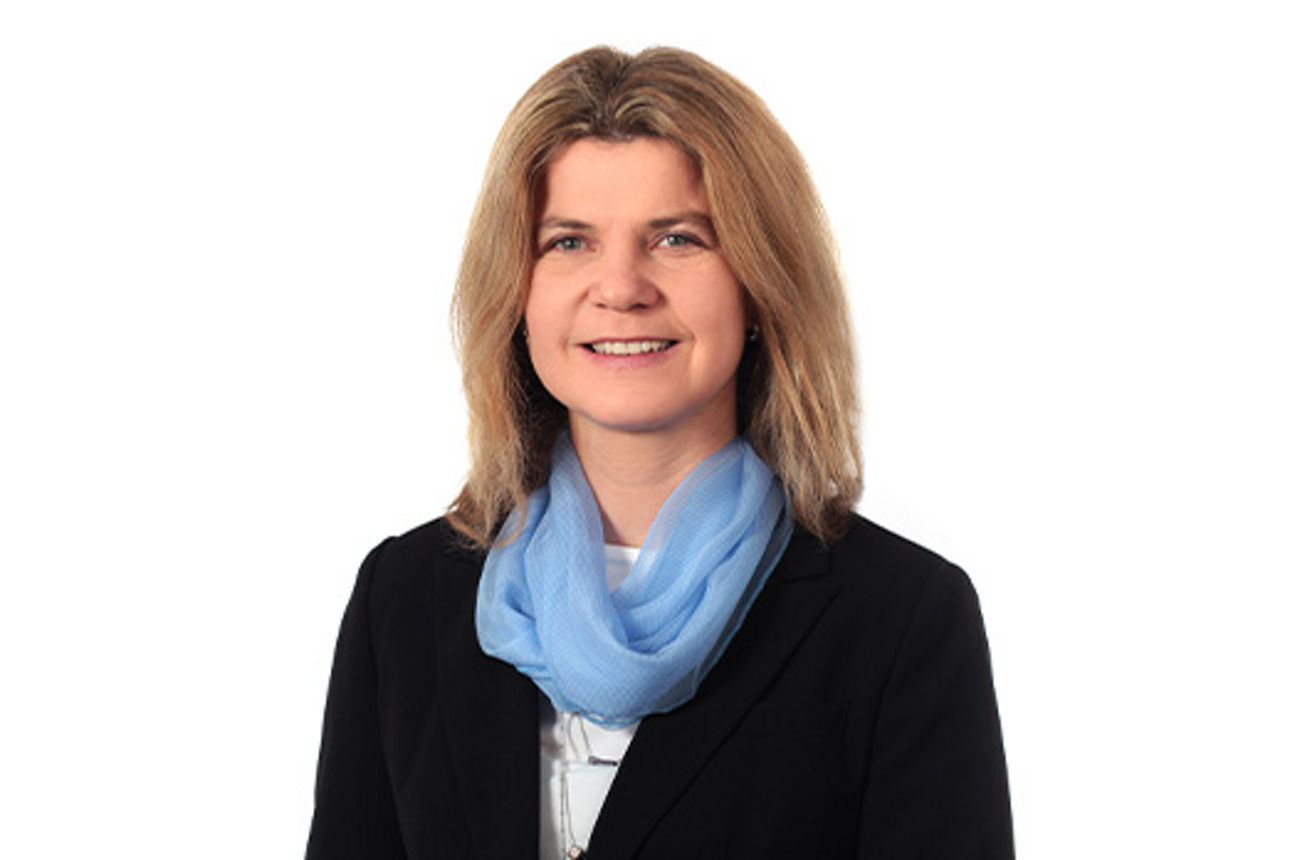Freundlich lächelnde Frau im Anzug, unsere Privatkundenberaterin Christine Bachmayer