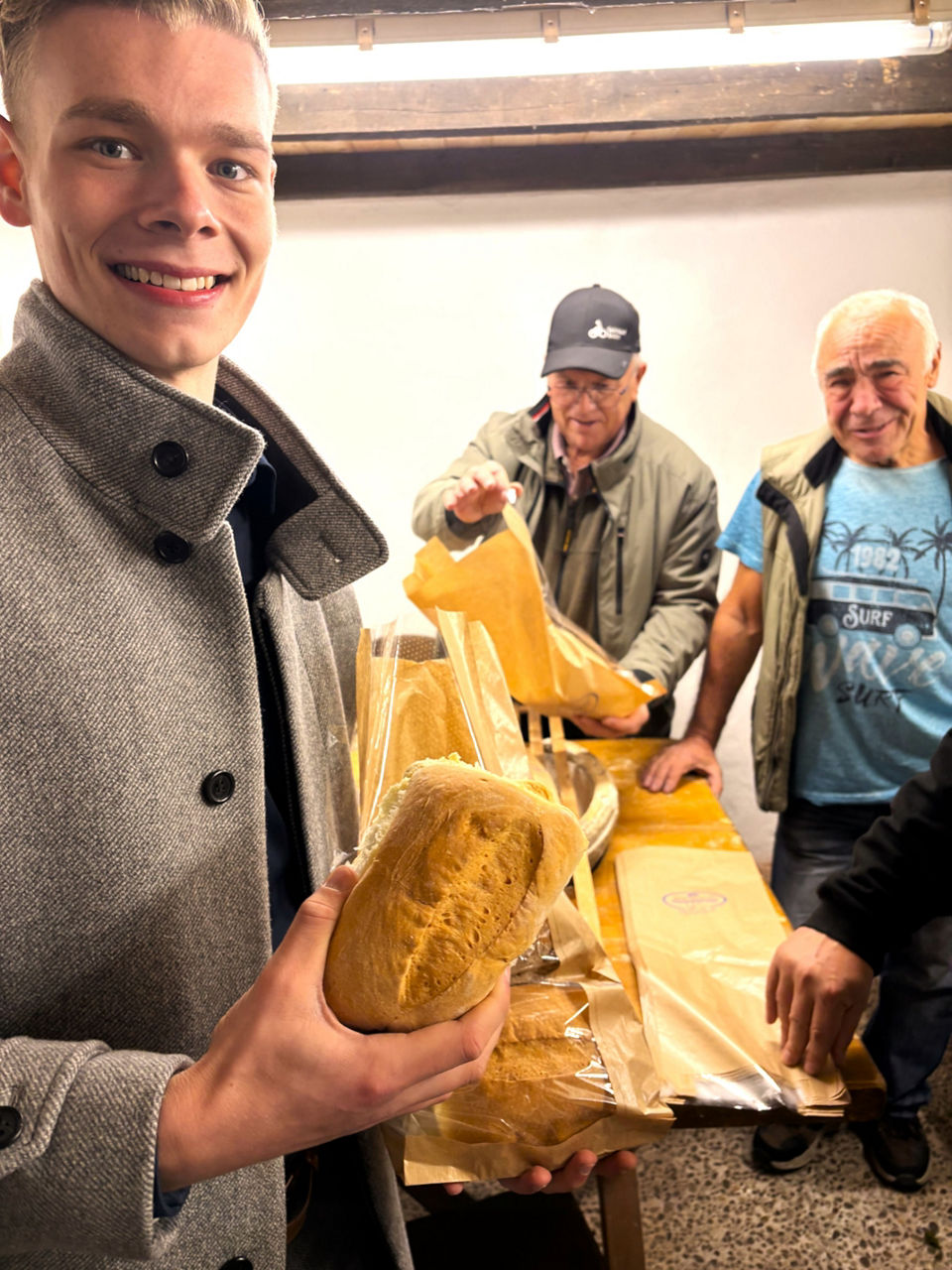 Auf dem Foto Davin Terhorst, im Hintergrund Klaus Droste und Werner Reichardt vom Heimatverein