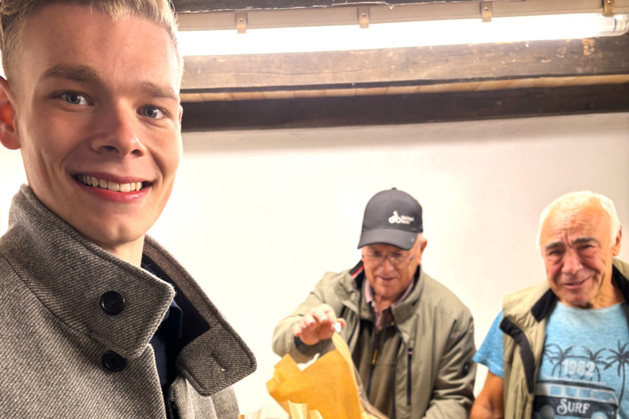 Zwei Filialleiter freuen sich schon auf das bevorstehende Konzert.