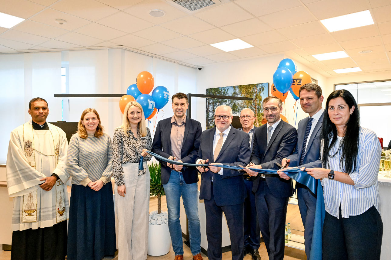 Gruppenbild mit dem Vorstand, den Mitarbeitenden der Beratungsfiliale Bad Sassendorf, dem Bürgermeister & einer Geistlichen