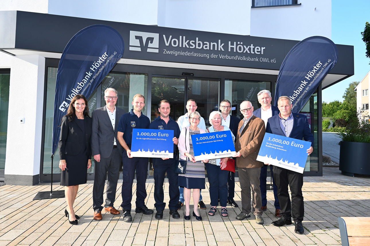 Vertreter der Bank und der Stadt Bad Driburg bei der Wiedereröffnung der Filiale Bad Driburg