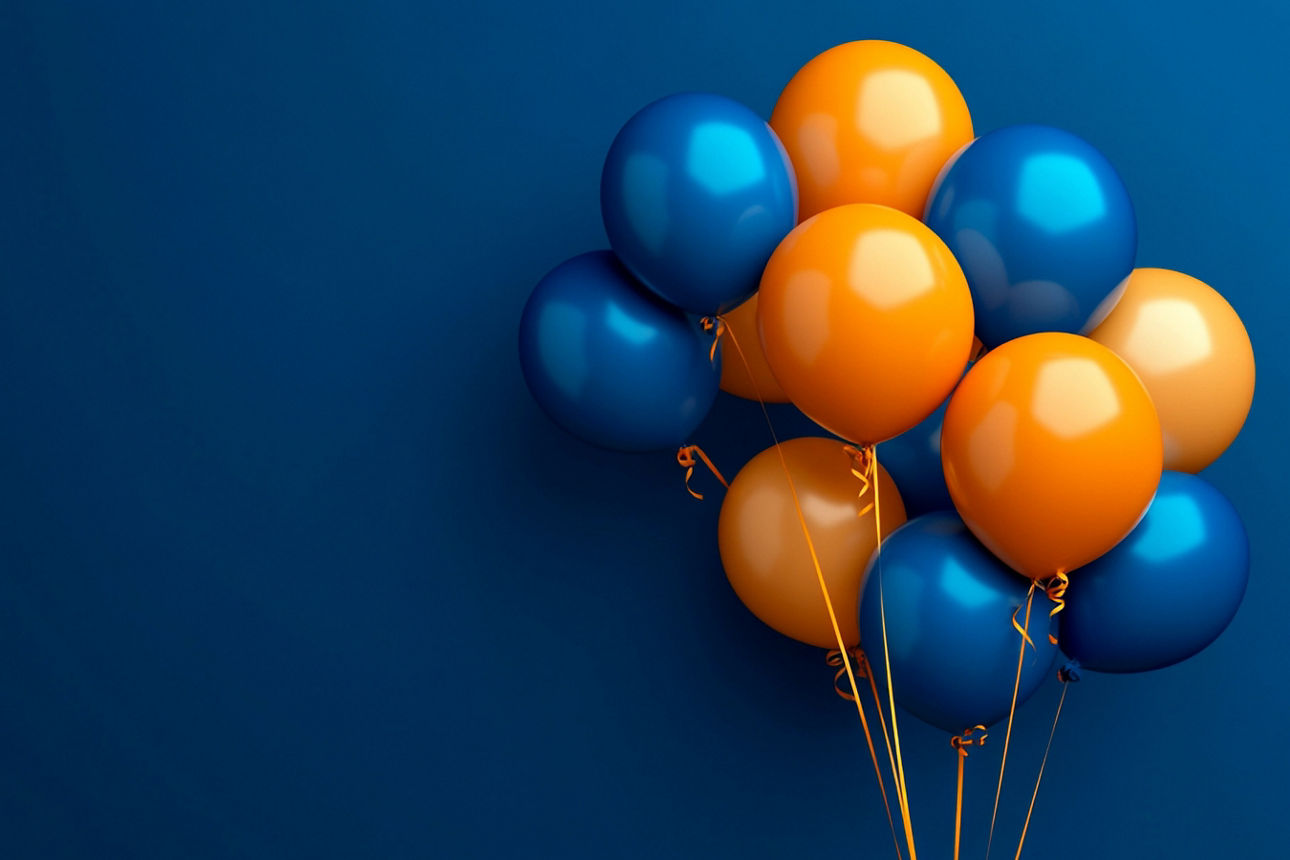 Blaue und orangene Luftballons vor einem dunkelblauen Hintergrund.