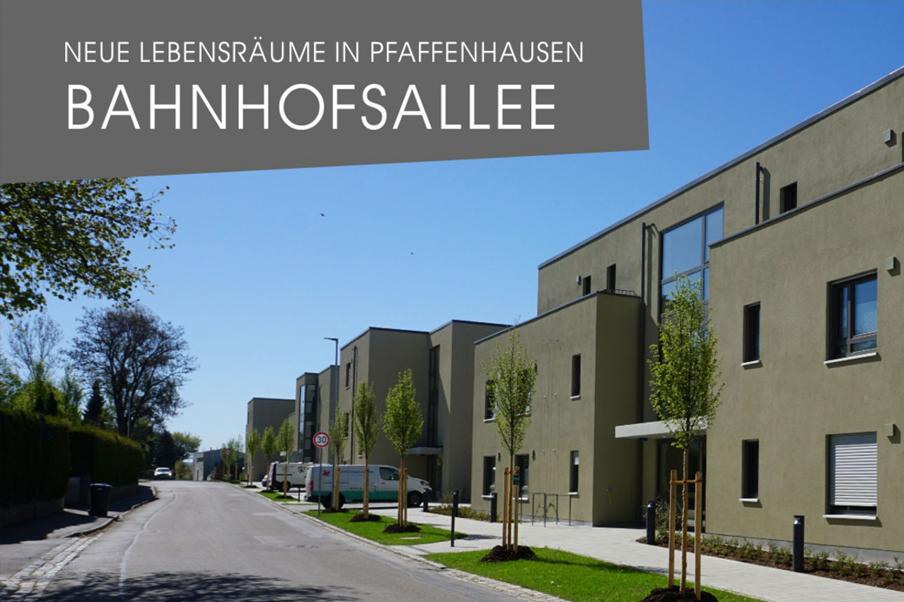 Moderne Wohnanlage. Schriftzug "Neue Lebensräume in Pfaffenhausen Bahnhofsallee"