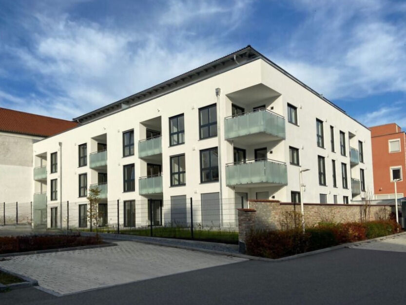 Mehrfamilienhaus mit blauem Himmel im Hintergrund