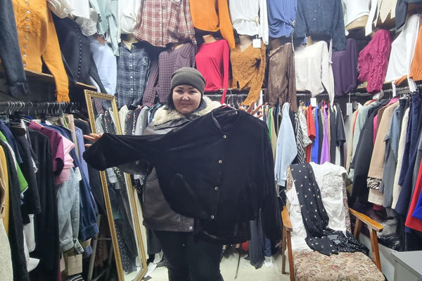 Ainagul Zholborsova verkauft Kleidung im Basar von Belovodsk