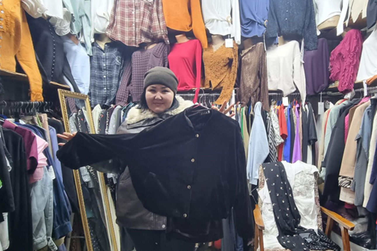 Ainagul Zholborsova verkauft Kleidung im Basar von Belovodsk