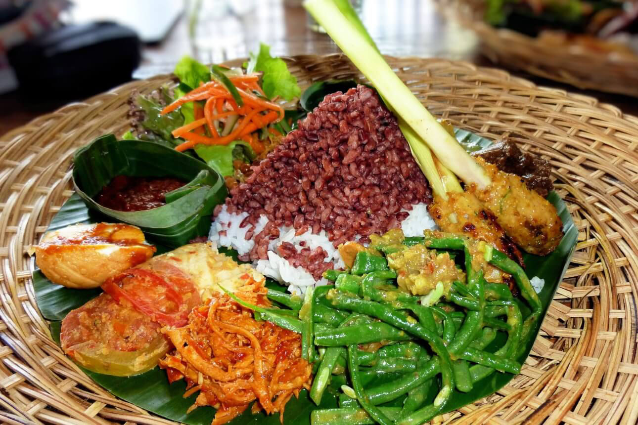 Fotografie von typisch balinesichem Essen angerichtet auf einem Teller