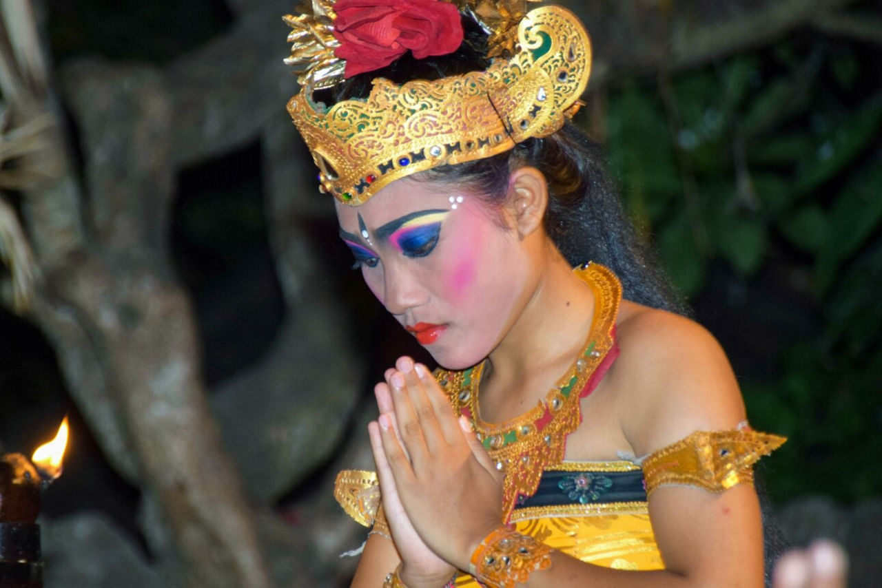 Vietnamesiche Frau bunt geschminkt mit typsichen balinesichem Gewand