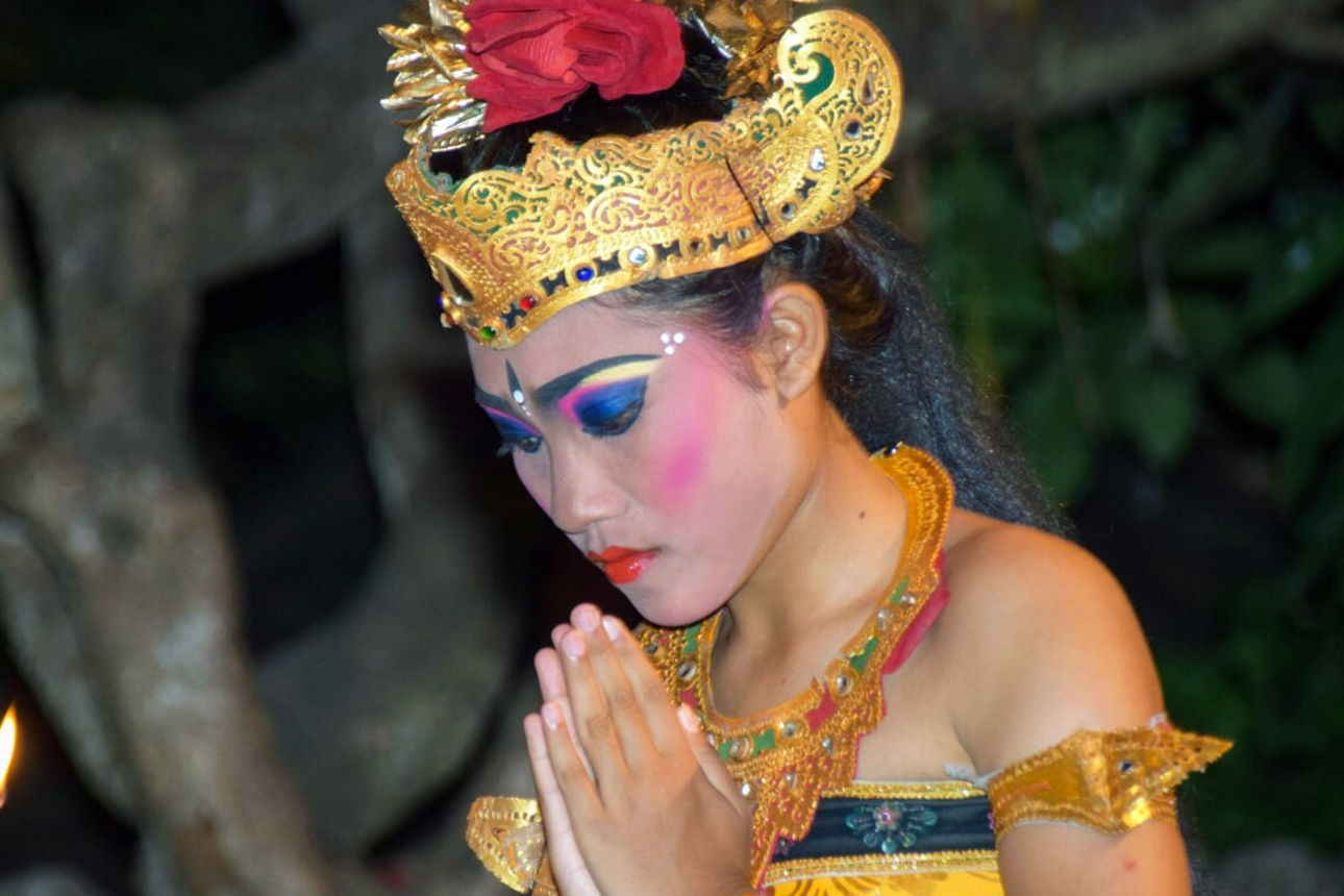 Vietnamesiche Frau bunt geschminkt mit typsichen balinesichem Gewand